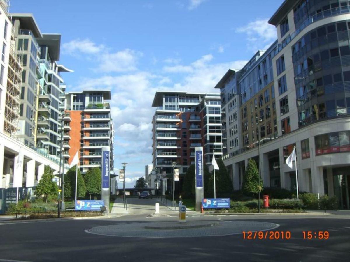 לונדון Chelsea / Imperial Wharf - Bright, Modern, Sunset View Apartment מראה חיצוני תמונה